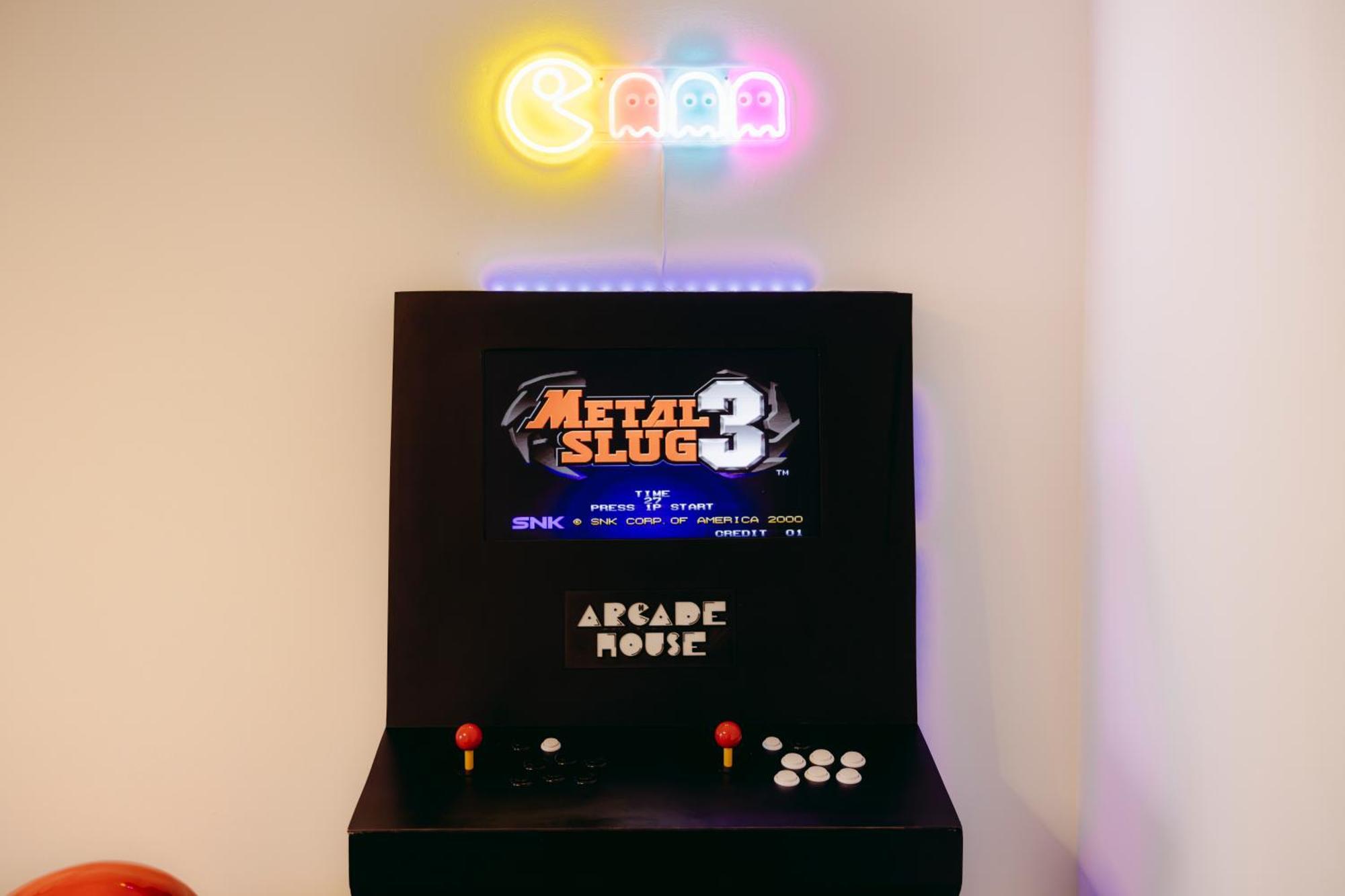 Arcade House Verona Fiera Netflix + Videogame Kültér fotó